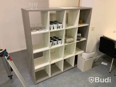 Kontorsmöbler   2 arbetsplatser  140 x 69 cm. 3 st hyllsektionerna 140 x 147 cm 2 st skåp 90 x 73 cm 3 st besöksstolar