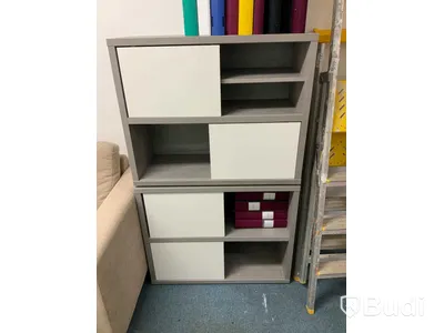 Kontorsmöbler   2 arbetsplatser  140 x 69 cm. 3 st hyllsektionerna 140 x 147 cm 2 st skåp 90 x 73 cm 3 st besöksstolar