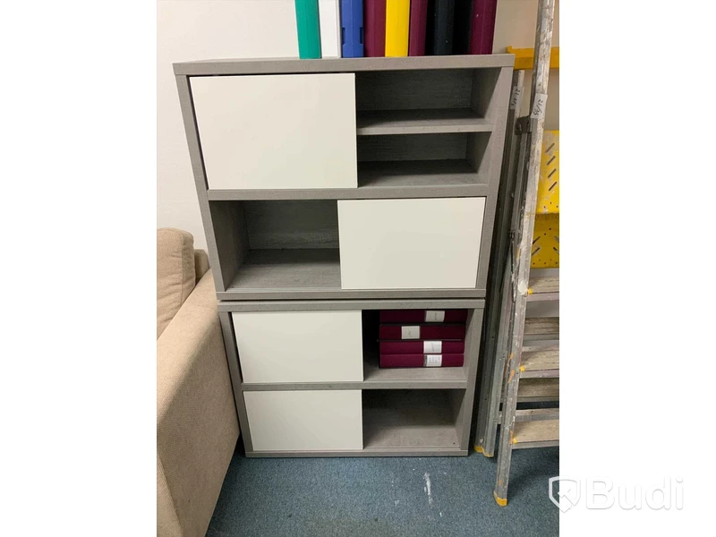 Kontorsmöbler   2 arbetsplatser  140 x 69 cm. 3 st hyllsektionerna 140 x 147 cm 2 st skåp 90 x 73 cm 3 st besöksstolar