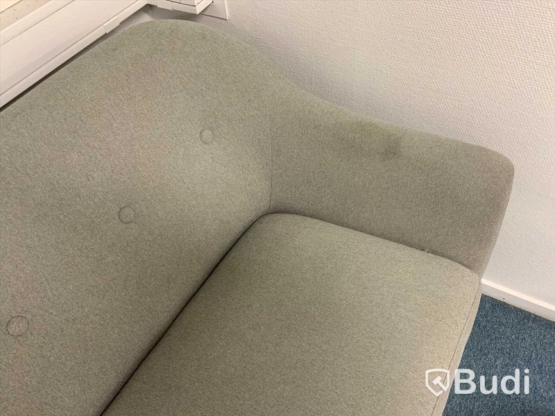 Soffgrupp bestående av Soffa L= 170 cm 2 st fåtöljer B= 80 cm soffbord L= 120 cm fabrikat okänd, fläckar finns