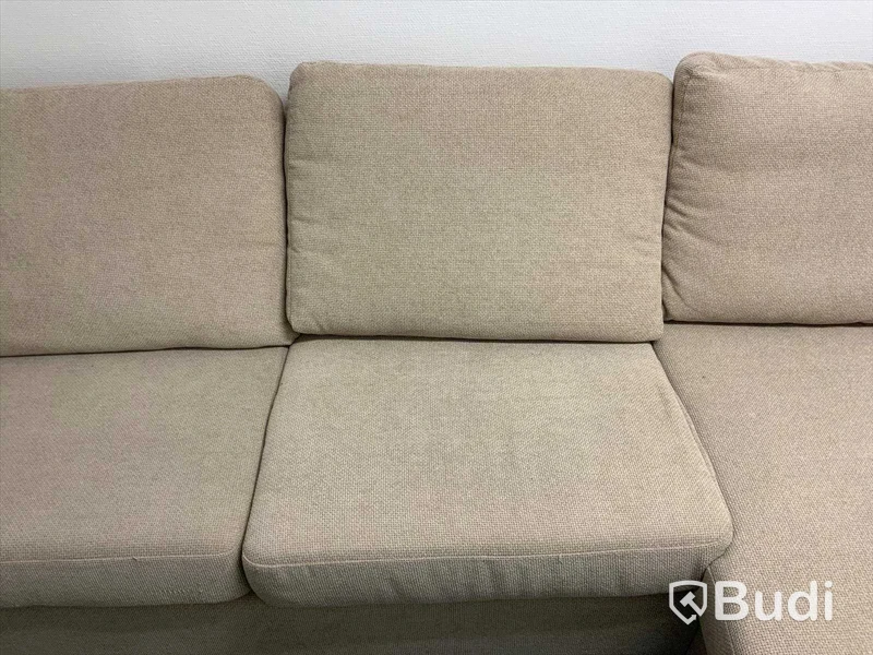 Soffa och bord  Soffa L=  255 cm vinkel del = 160 cm djup.  fläckar finns fabrikat okänd