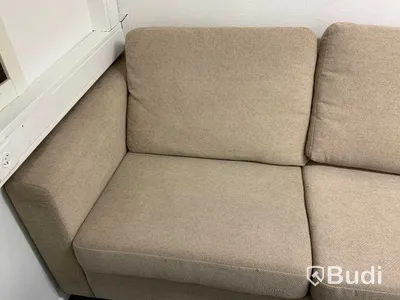 Soffa och bord  Soffa L=  255 cm vinkel del = 160 cm djup.  fläckar finns fabrikat okänd