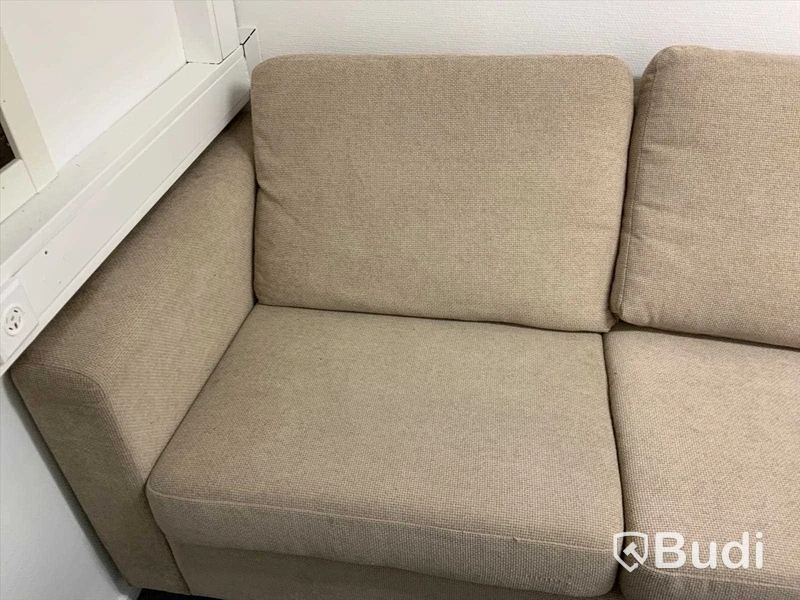 Soffa och bord  Soffa L=  255 cm vinkel del = 160 cm djup.  fläckar finns fabrikat okänd