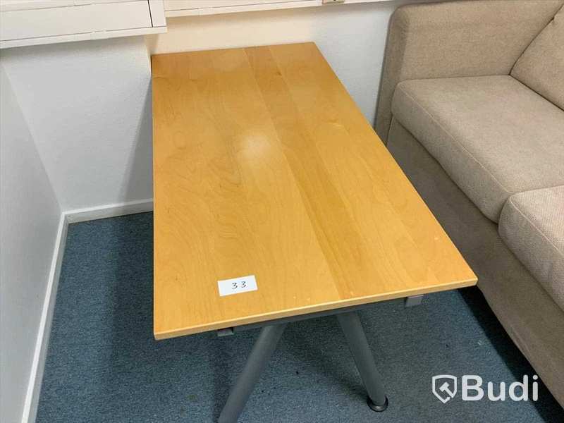 Soffa och bord  Soffa L=  255 cm vinkel del = 160 cm djup.  fläckar finns fabrikat okänd