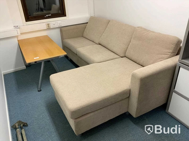 Soffa och bord  Soffa L=  255 cm vinkel del = 160 cm djup.  fläckar finns fabrikat okänd