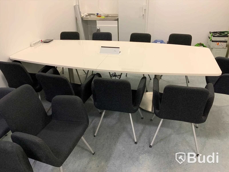 Konferensbord med el och datauttag okänd fabrikat L 270 cm B 120 cm på mitten 13 stolar IKEA Patrik  fläckar finns