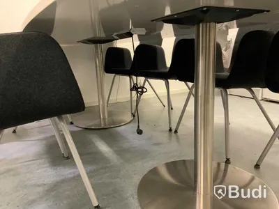 Konferensbord med el och datauttag okänd fabrikat L 270 cm B 120 cm på mitten 13 stolar IKEA Patrik  fläckar finns