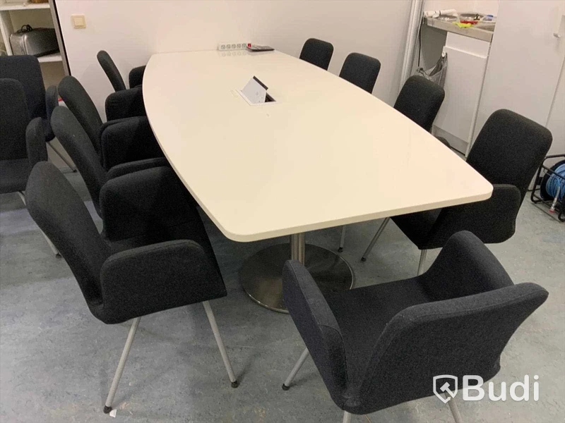 Konferensbord med el och datauttag okänd fabrikat L 270 cm B 120 cm på mitten 13 stolar IKEA Patrik  fläckar finns