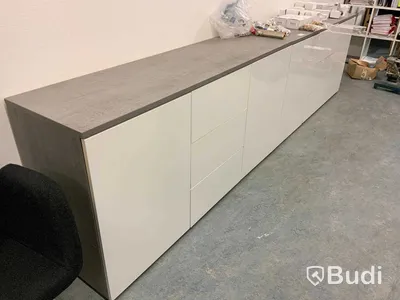 Skåp 2 st  med dörrar och lådor mått per skåp L 160 cm D 45 cm H 81 cm. Endast skåp ej rördetaljer på skåp ingår