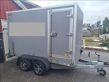 Skåpsläp Westbay Agados VZ 31 -2022 (2700kg totalvikt)