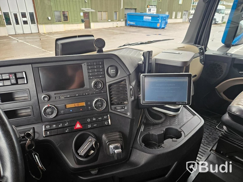 Lastbil MERCEDES-BENZ 963-0-C - 2015 | Öppningsbar sida