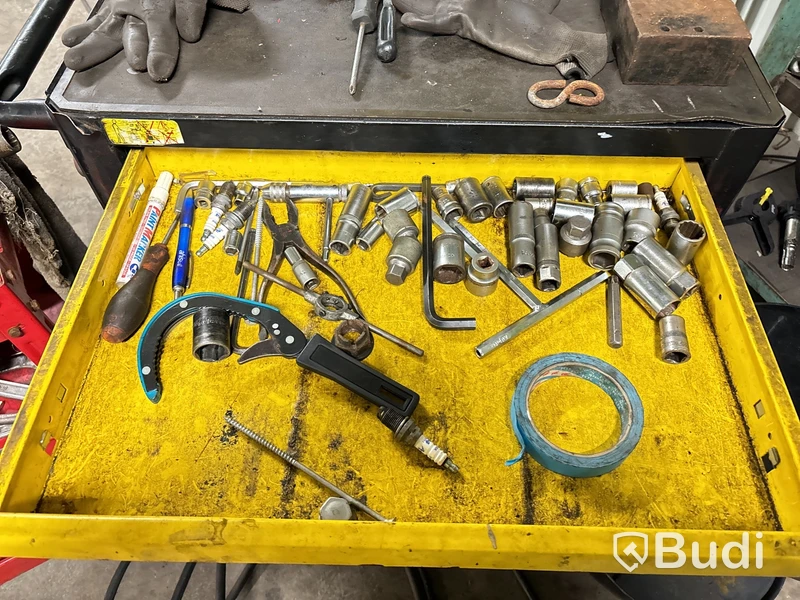 Hydraulisk press, verktyg, maskiner m.m.