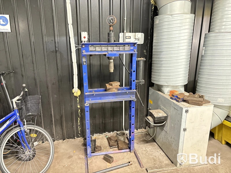 Hydraulisk press, verktyg, maskiner m.m.