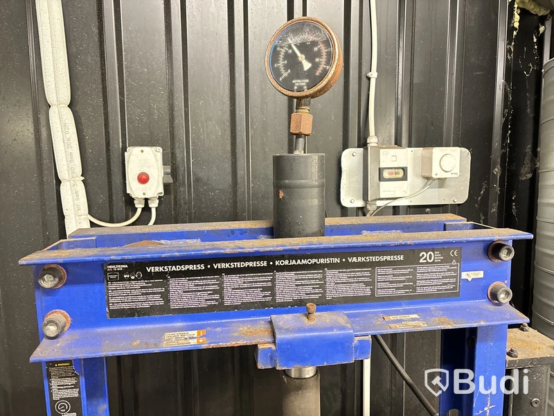 Hydraulisk press, verktyg, maskiner m.m.
