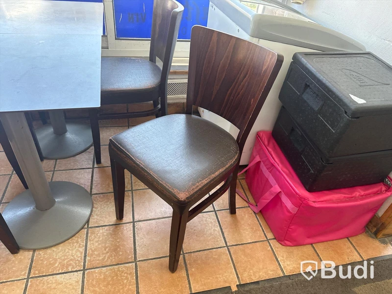 4 st stolar samt 2 st cafébord
