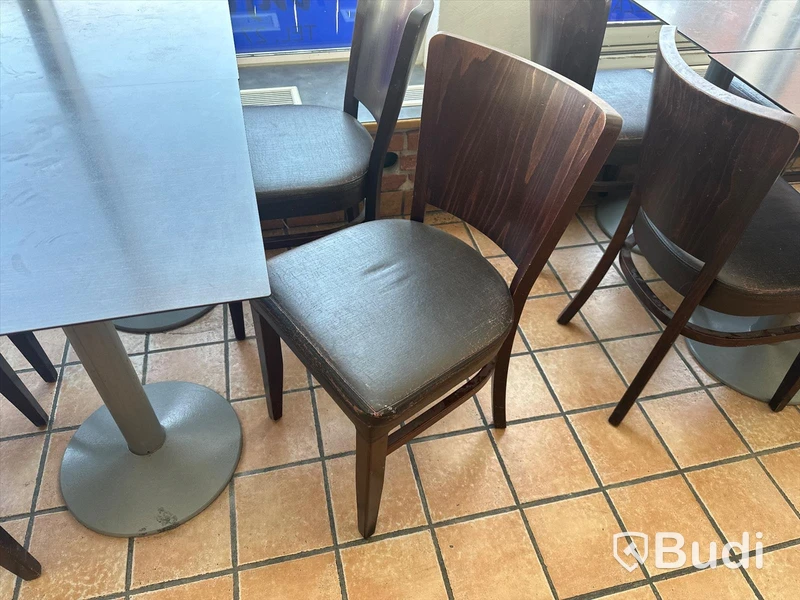 4 st stolar samt 2 st cafébord