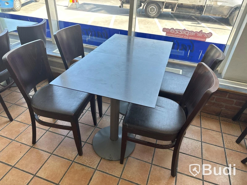 4 st stolar samt 2 st cafébord