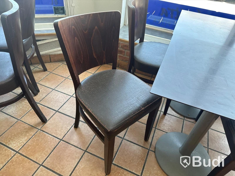 4 st stolar samt 2 st cafébord