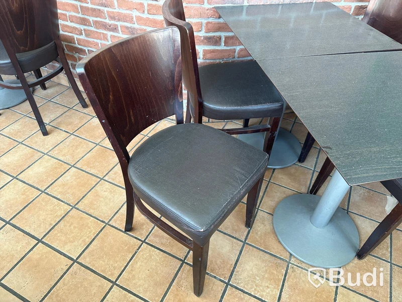 4 st stolar samt 2 st cafébord