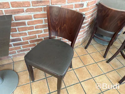 2 st stolar samt 1 st cafébord