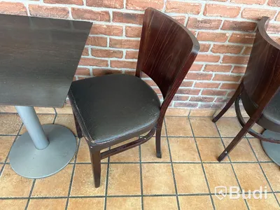 2 st stolar samt 1 st cafébord