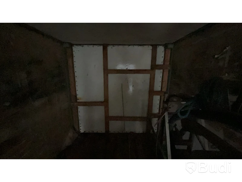 Container 20-fot med innehåll.
