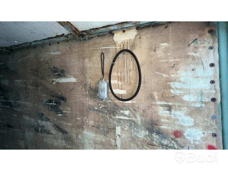 Container 20-fot med innehåll.