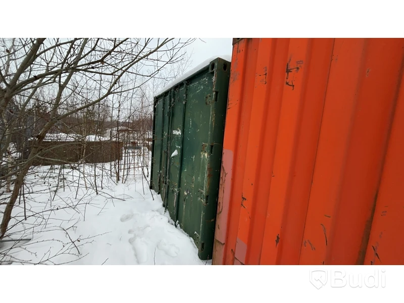 Container 20-fot med innehåll.