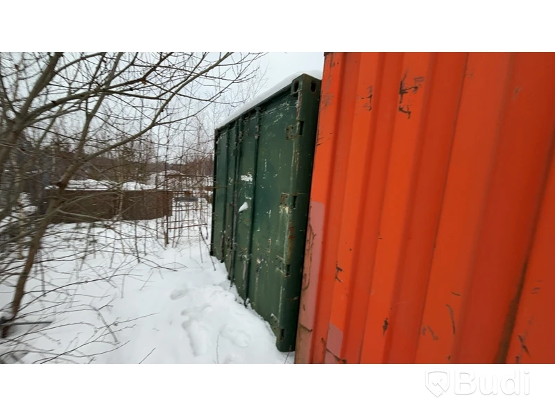 Container 20-fot med innehåll.