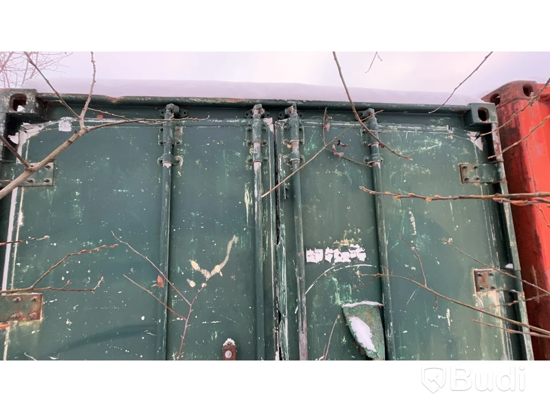 Container 20-fot med innehåll.