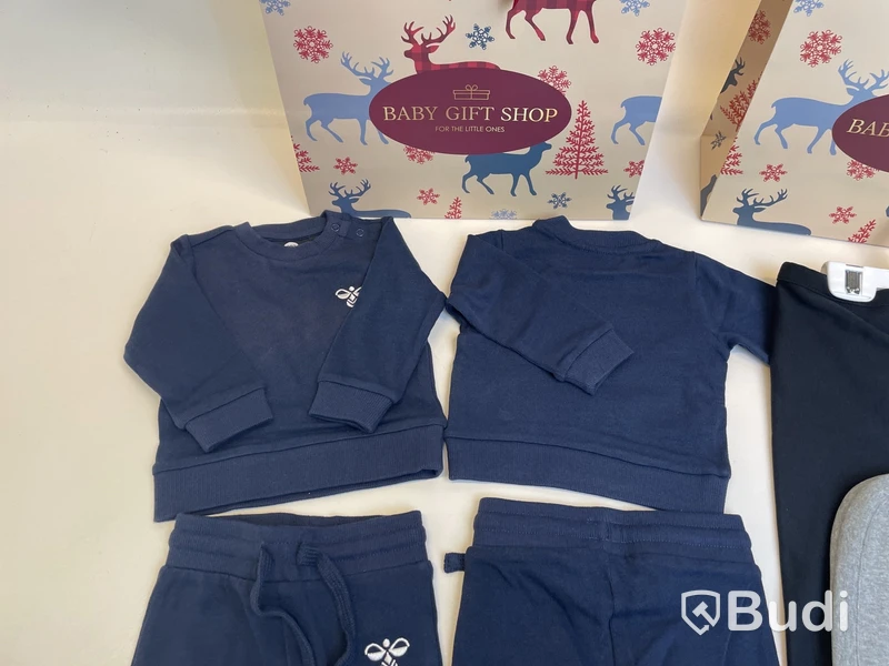 2 st. Mjukisset Hummel, stl. 2-4 mån samt 2 st. Filtar med huva Lyle & Scott