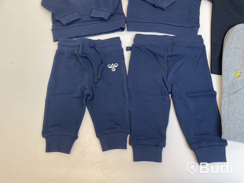2 st. Mjukisset Hummel, stl. 2-4 mån samt 2 st. Filtar med huva Lyle & Scott