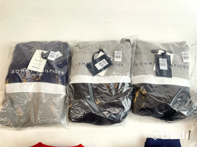 Parti med barnkläder från Tommy Hilfiger, olika storlekar