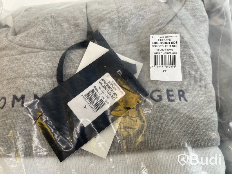 Parti med barnkläder från Tommy Hilfiger, olika storlekar