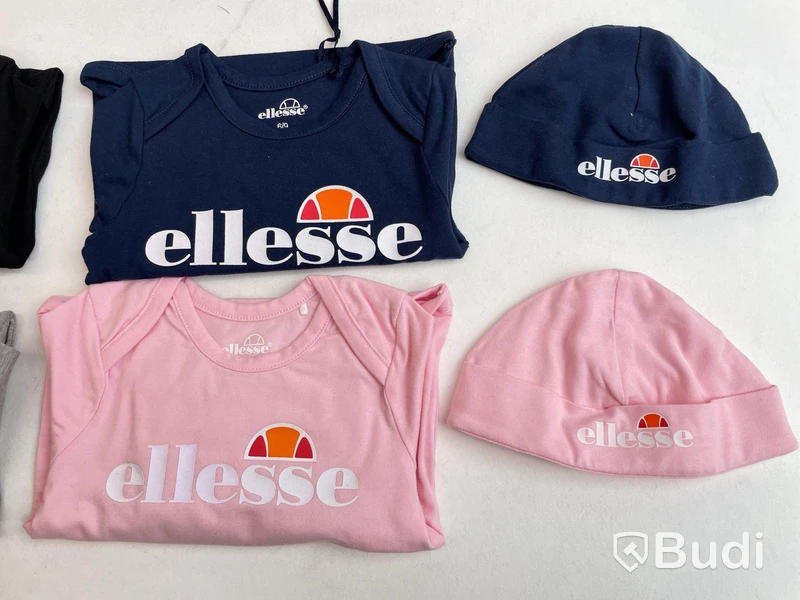 Paket med barnkläder i stl. 6-9 m av märket Ellesse