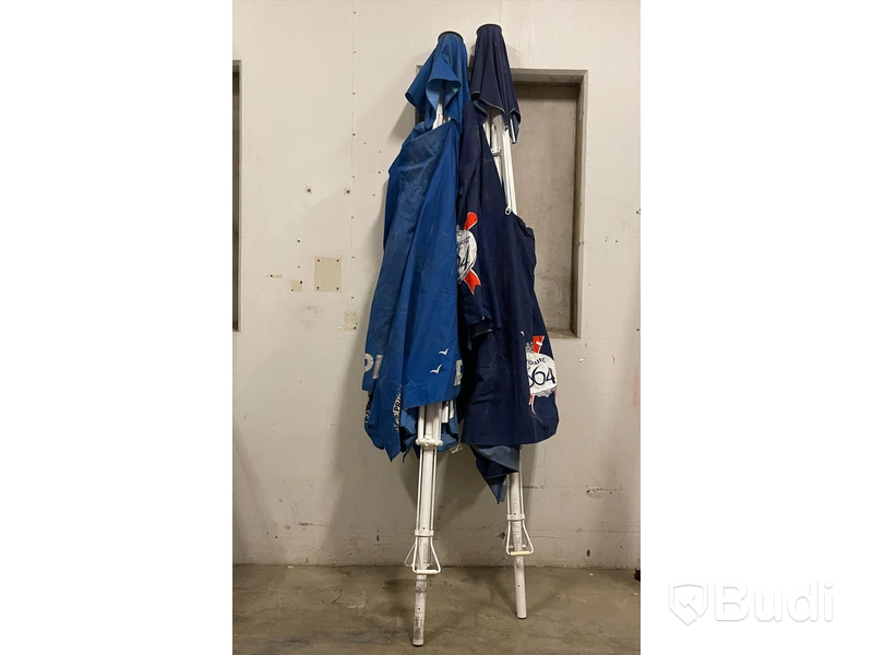 2 st stora parasoll - Kronenbourg och Pripps Blå (Obs! Sprucket fäste och tyg, se bilder)