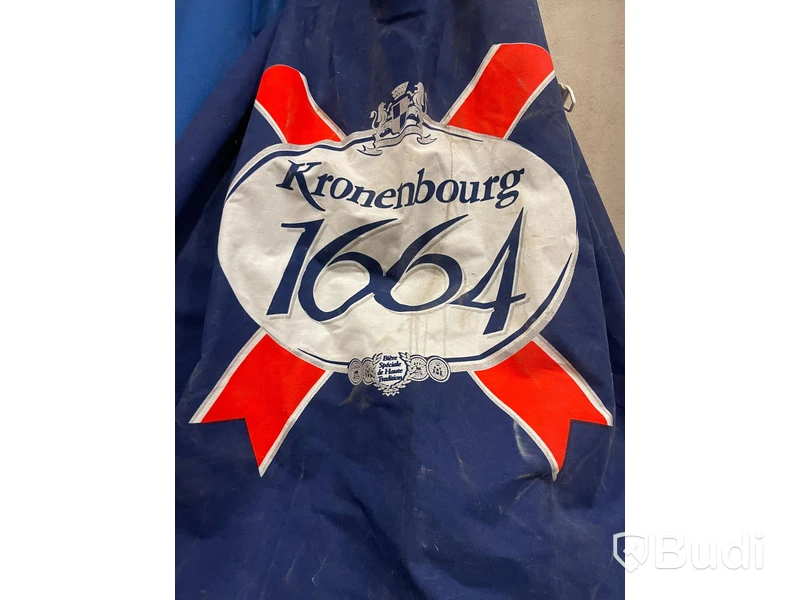 2 st stora parasoll - Kronenbourg och Pripps Blå (Obs! Sprucket fäste och tyg, se bilder)