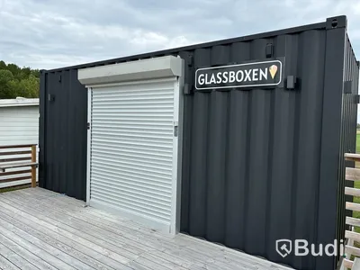 Attefallscontainer med innehåll.
