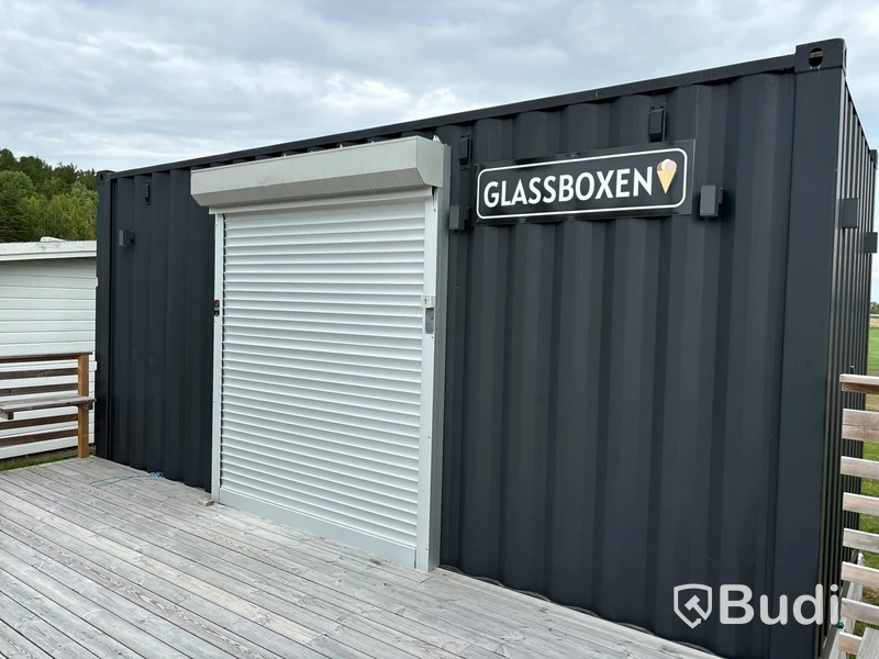 Attefallscontainer med innehåll.