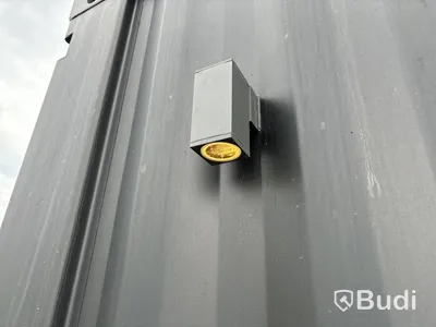 Attefallscontainer med innehåll.