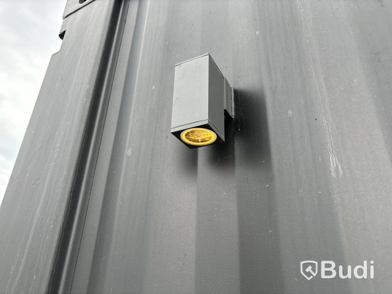 Attefallscontainer med innehåll.