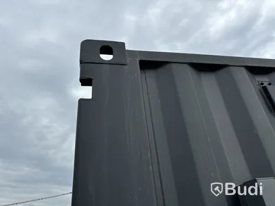 Attefallscontainer med innehåll.