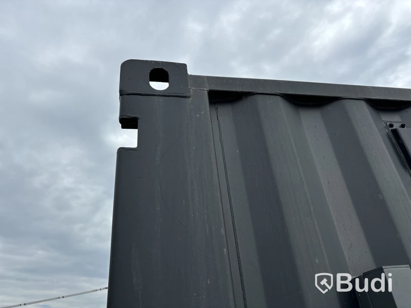 Attefallscontainer med innehåll.