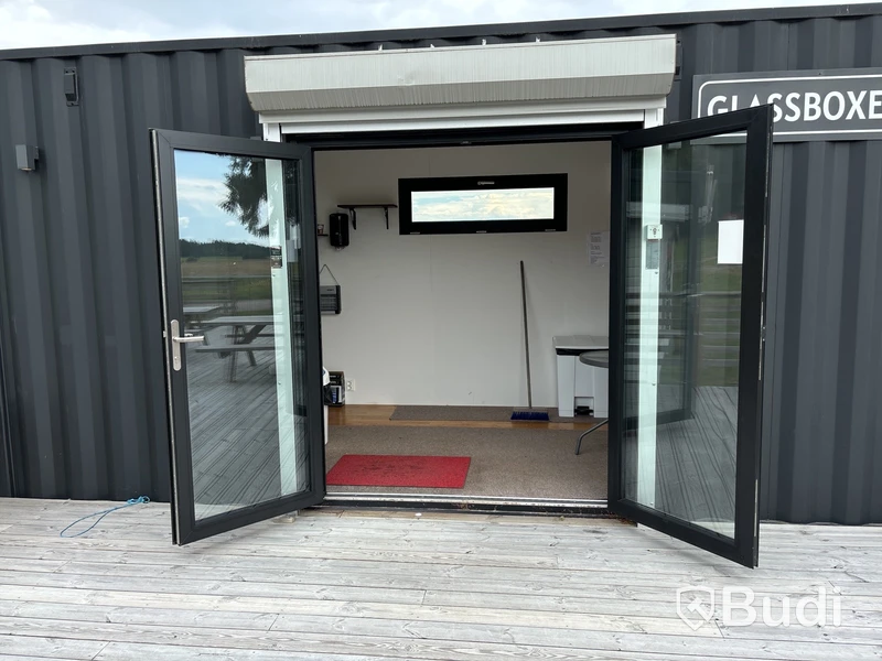 Attefallscontainer med innehåll.
