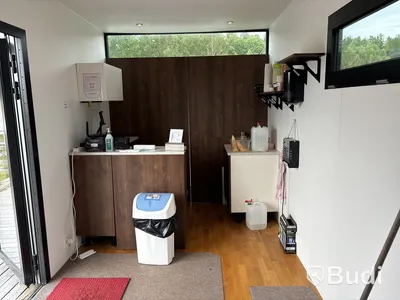 Attefallscontainer med innehåll.