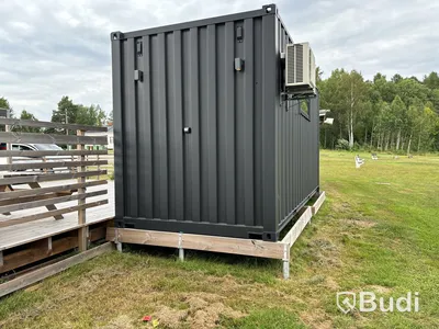 Attefallscontainer med innehåll.