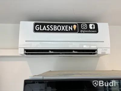 Attefallscontainer med innehåll.