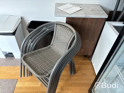Attefallscontainer med innehåll.