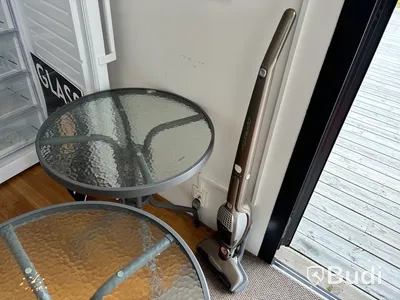 Attefallscontainer med innehåll.