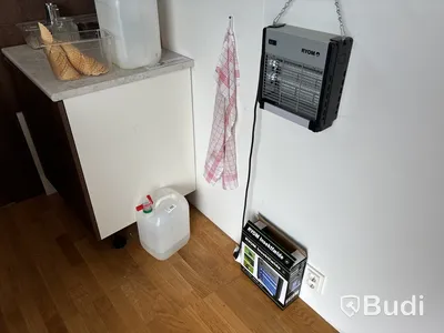 Attefallscontainer med innehåll.